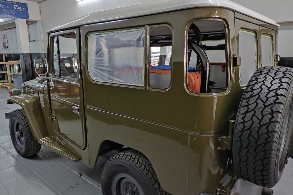 FJ40 having windows fitted in Bogotá