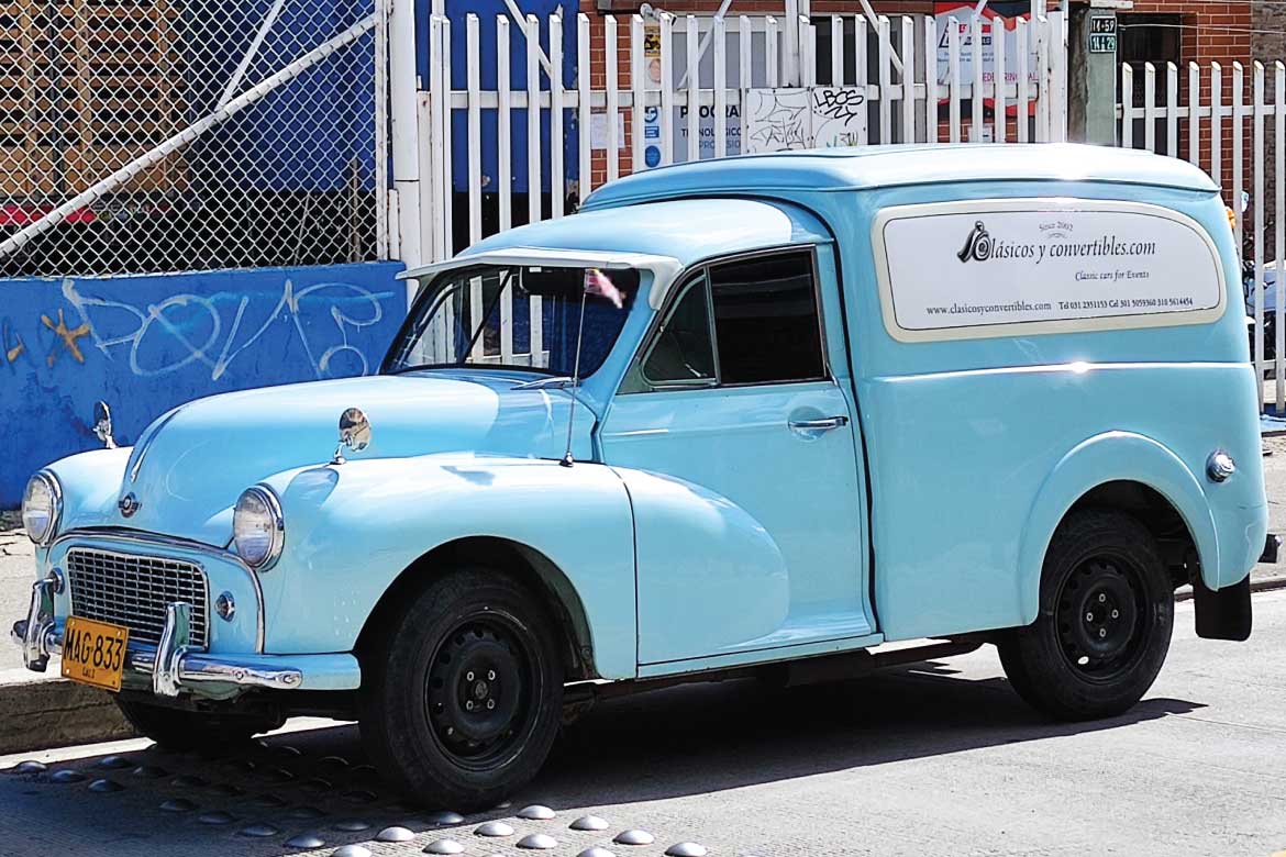 Morris Minor van in Bogotá